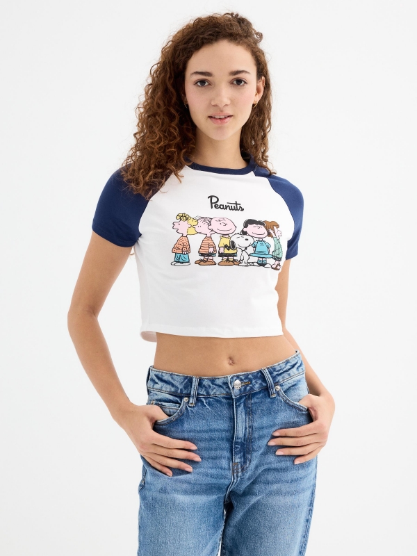 Camiseta crop Peanuts azul marino vista media frontal