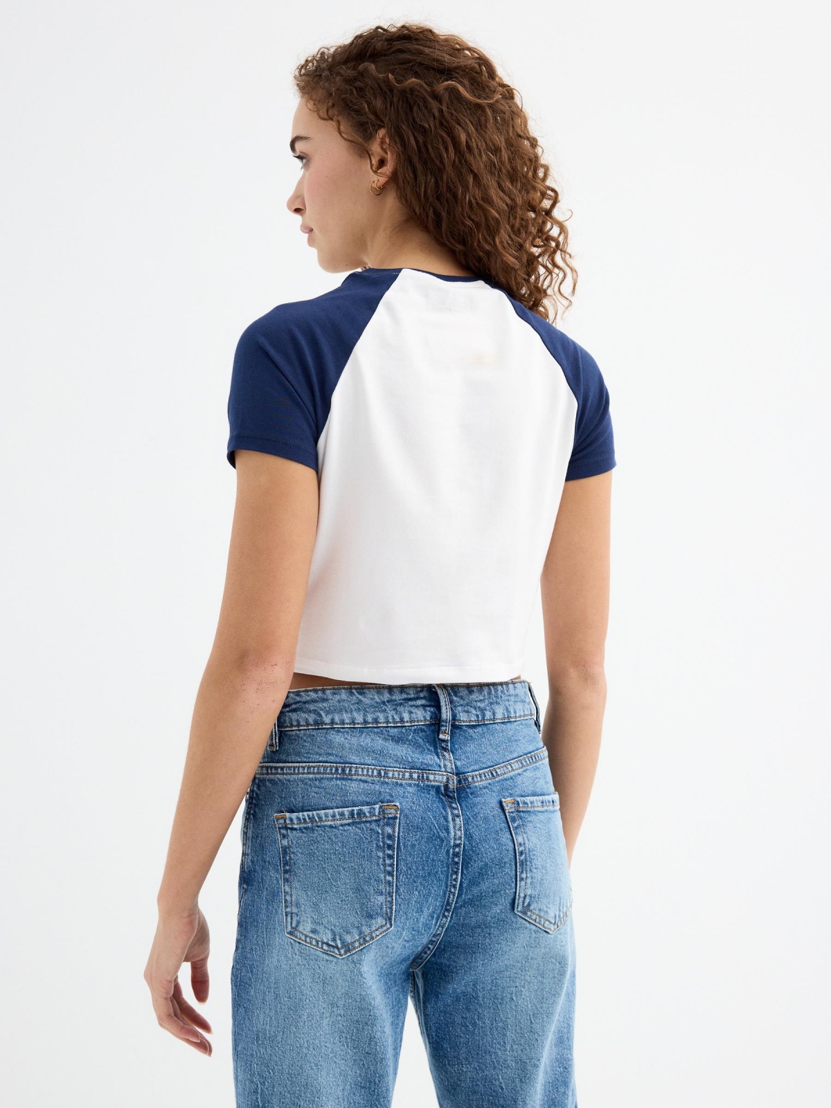 Camiseta cropped Peanuts azul marinho vista meia traseira