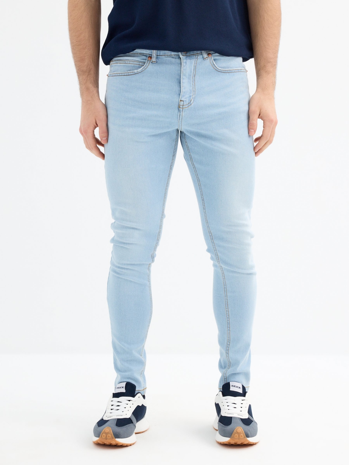 Jean skinny cintura média azul vista meia frontal