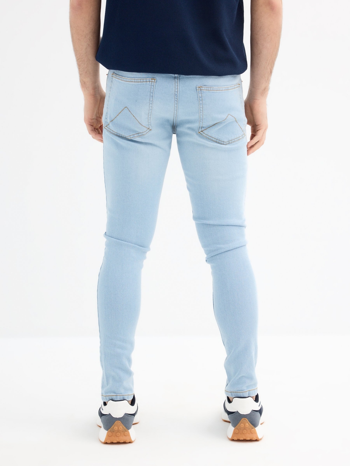 Jean skinny tiro medio azul vista media trasera