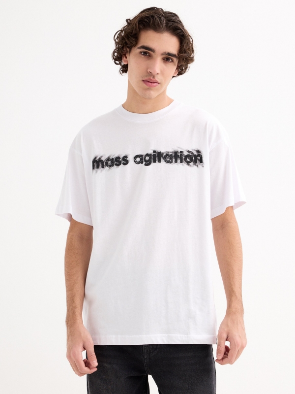 T-shirt de agitação em massa branco vista meia frontal