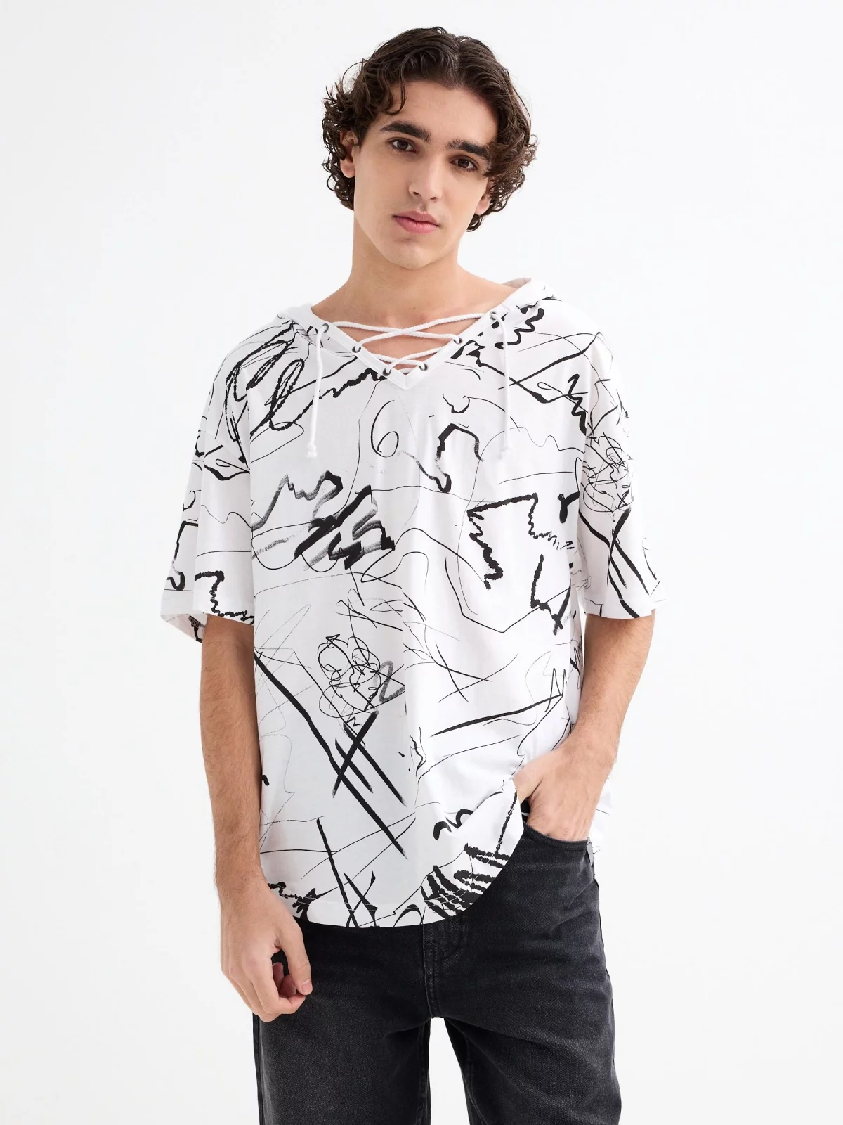 Camiseta de manga curta com capuz pinceladas branco vista meia frontal