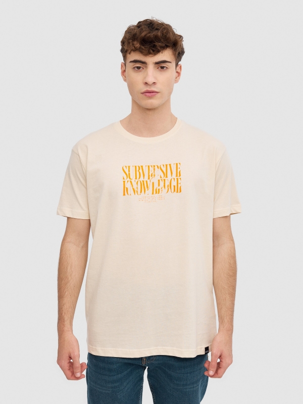 Camiseta texto minimalista arena vista media frontal