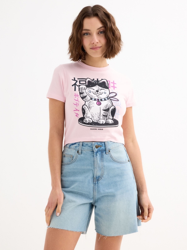 Camiseta cropped manga curta Gato da Fortuna rosa claro vista meia frontal