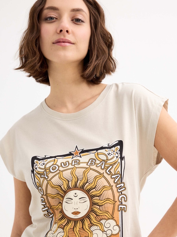 Camiseta manga corta Find Your Balance taupe vista detalle