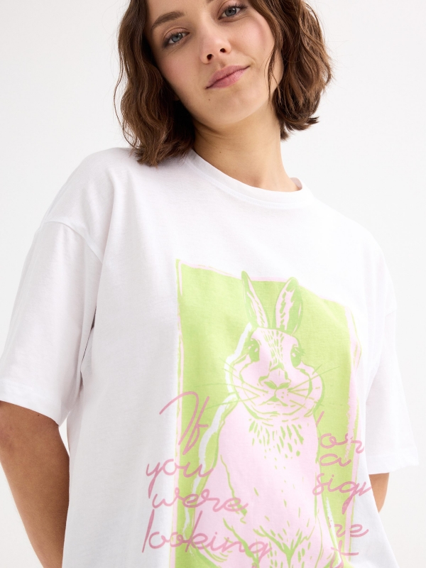 Camiseta de manga curta Rabbit branco vista detalhe