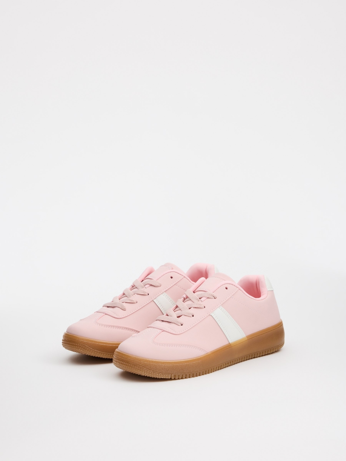 Low platform skater sneakers pink 45º front view