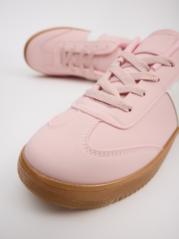 Low platform skater sneakers pink detail view