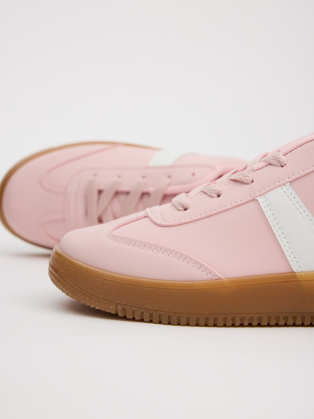 Low platform skater sneakers pink detail view