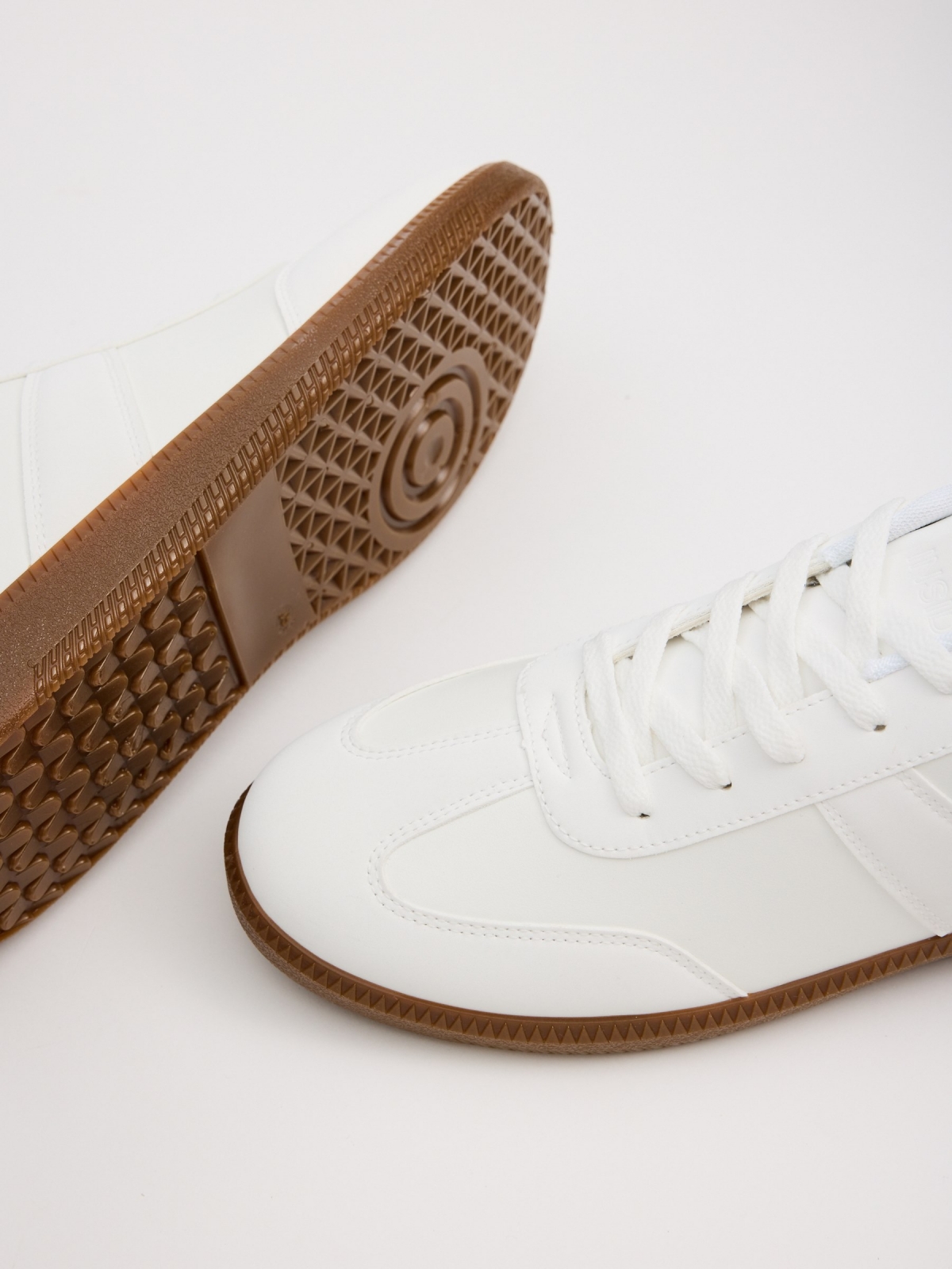 White retro low-top sneakers white detail view