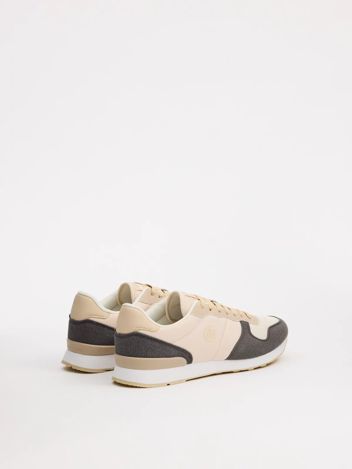 Zapatillas bajas casual combinada arena vista trasera 45º