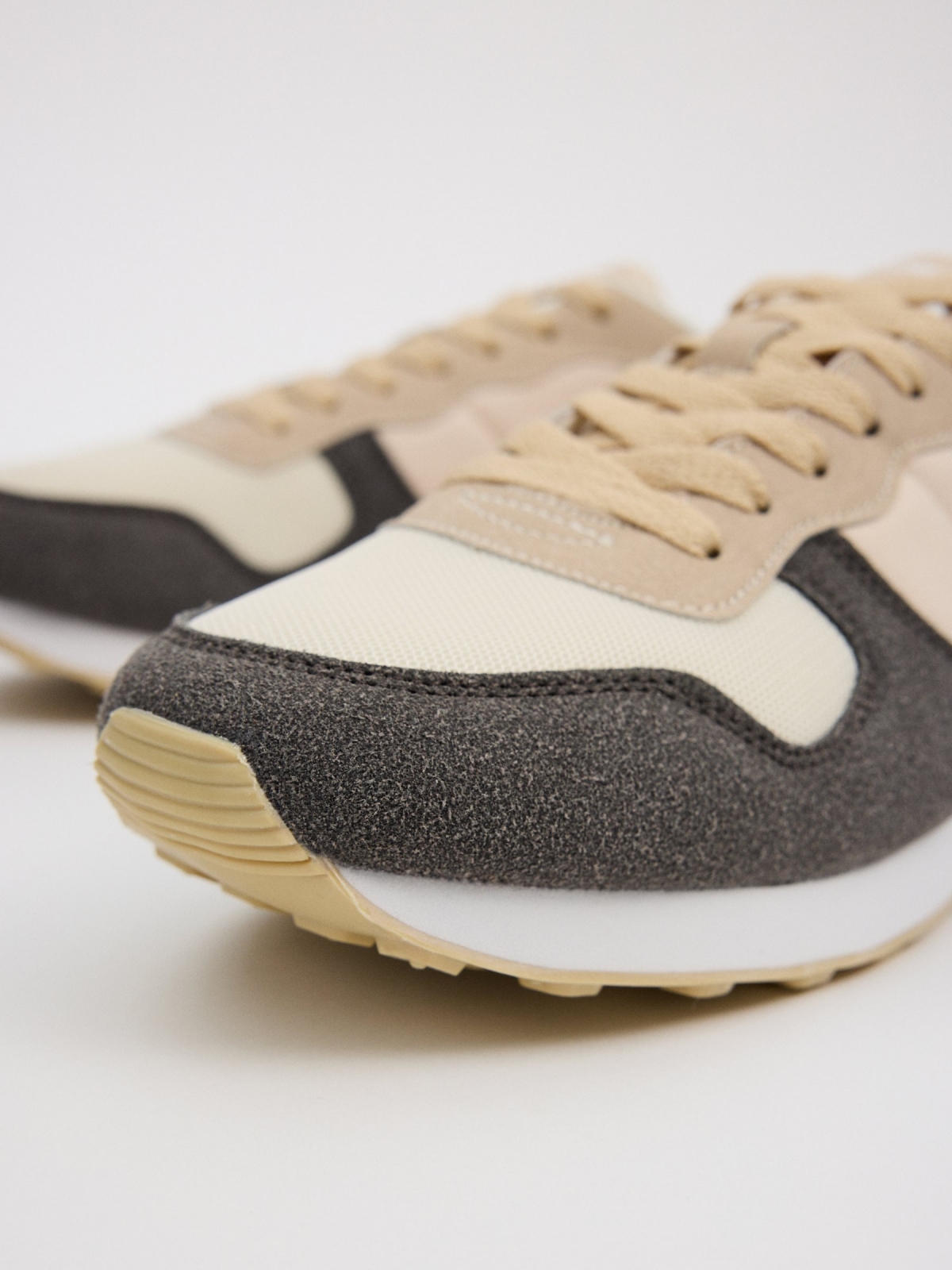 Low casual combined sneakers sand detail view