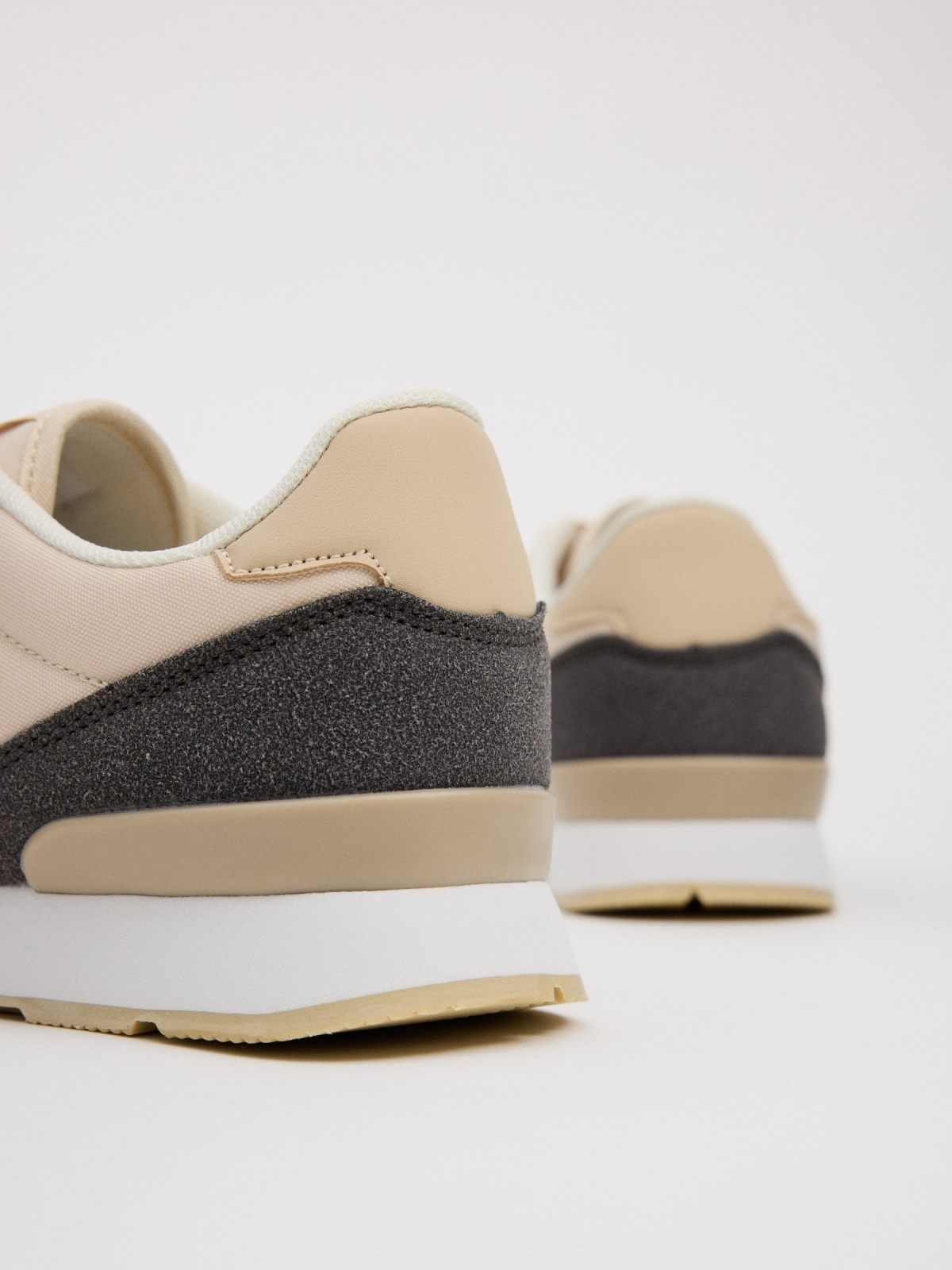 Low casual combined sneakers sand detail view