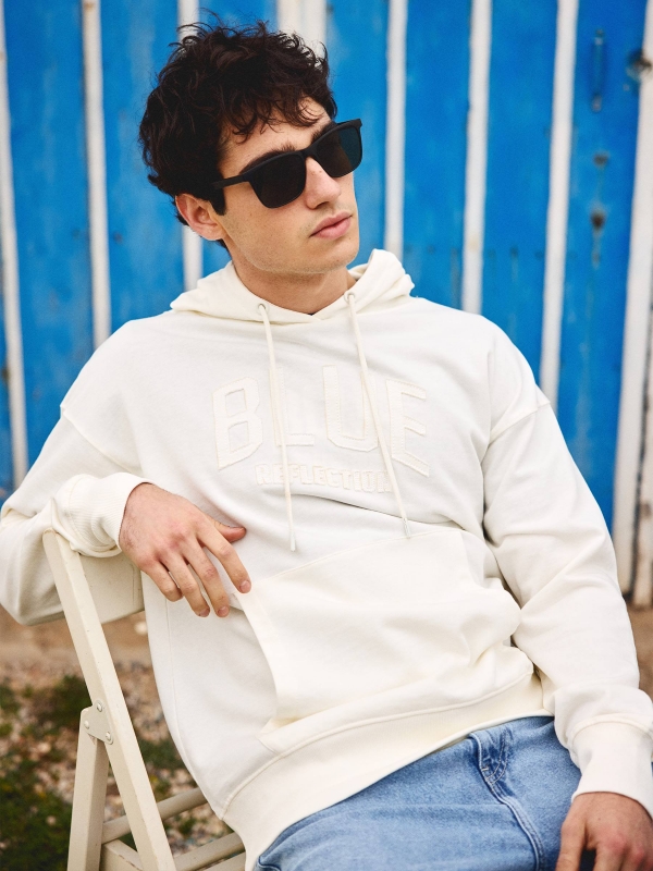 Camiseta de manga curta com capuz listrada branco vista detalhe