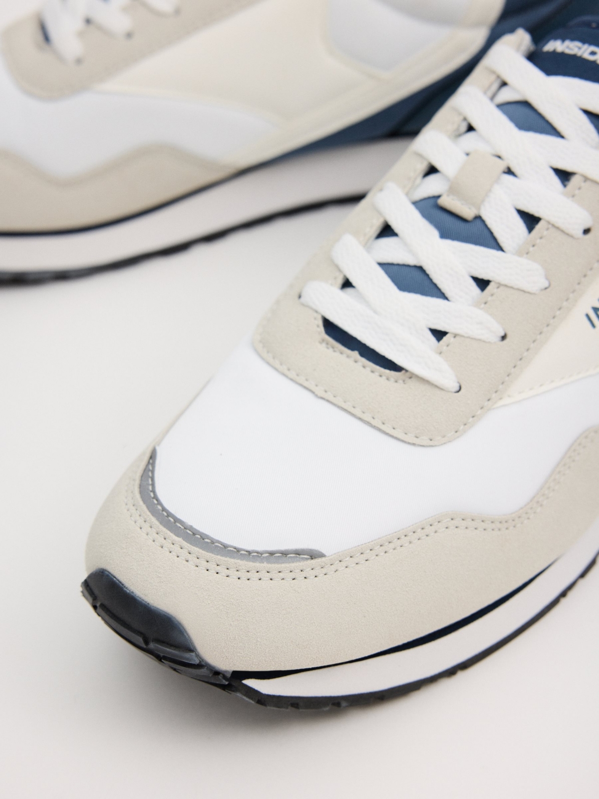 Bicolor casual low sneakers white detail view