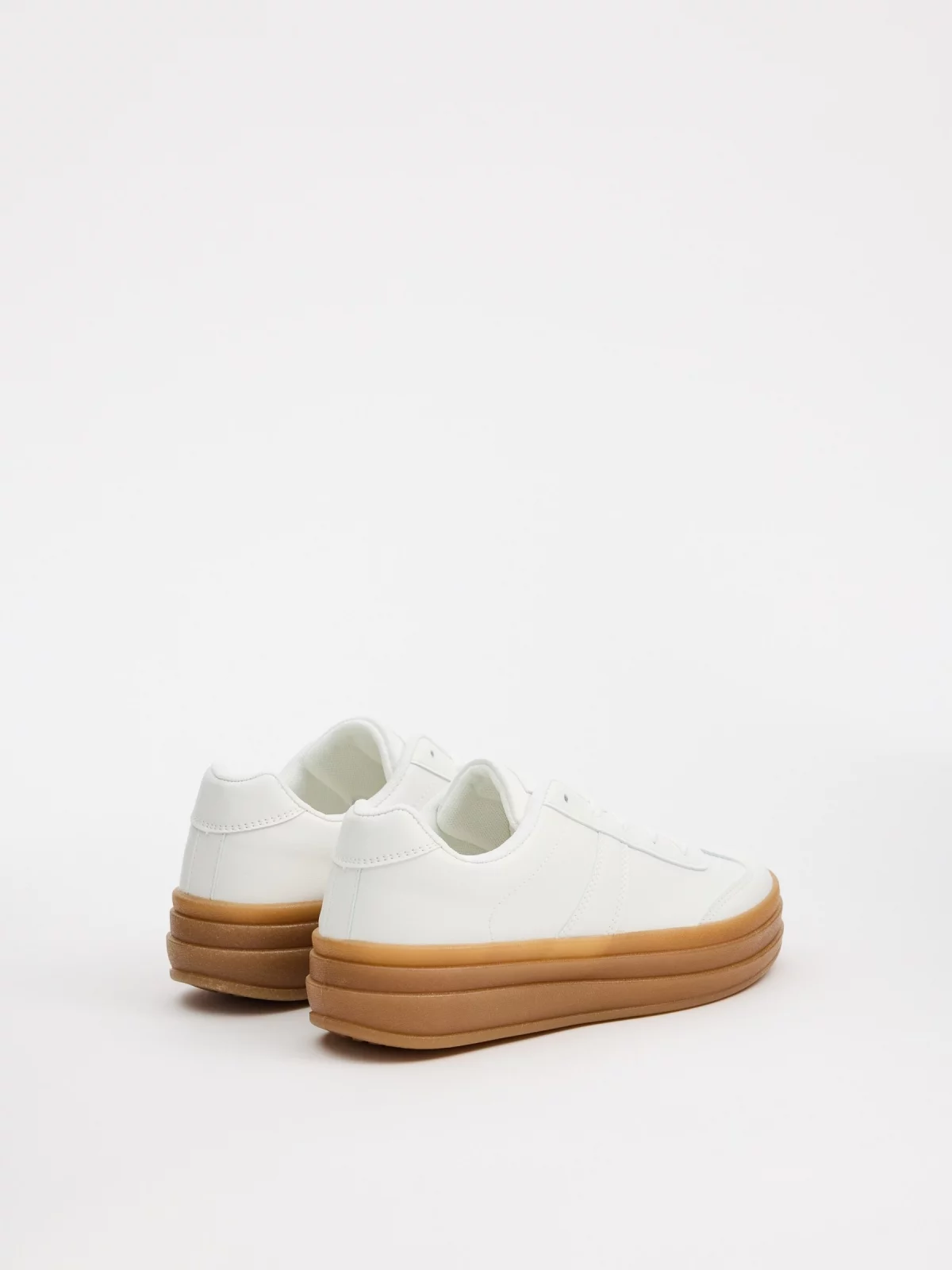 Tênis clássico casual branco vista detalhe