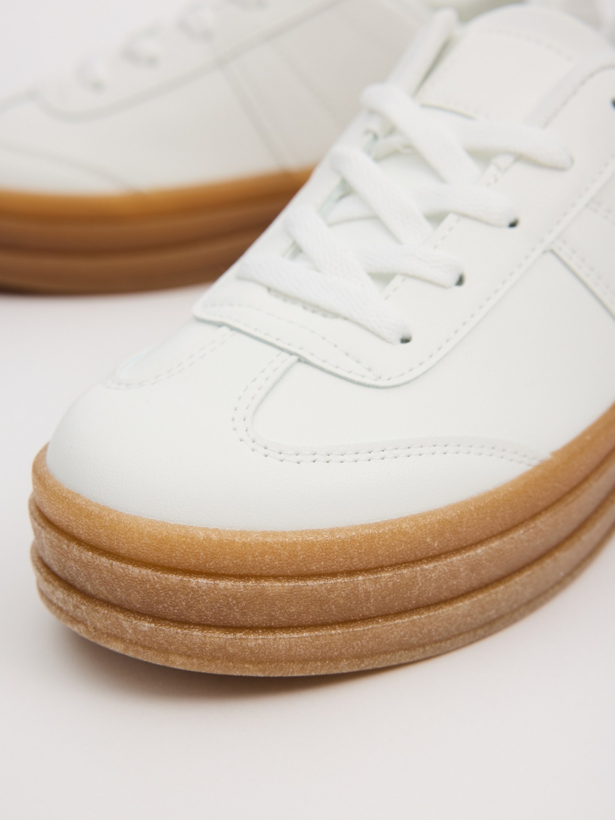 Retro sneakers with platform white detail view