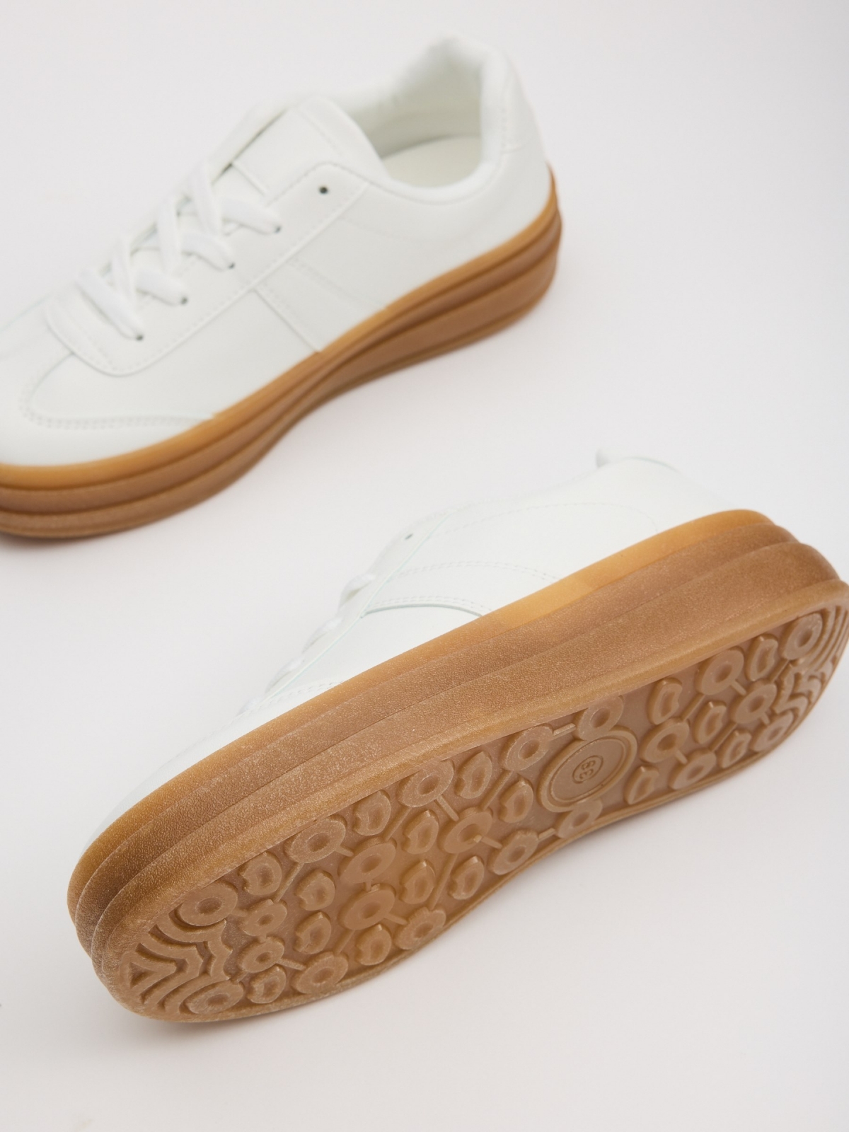 Retro sneakers with platform white detail view