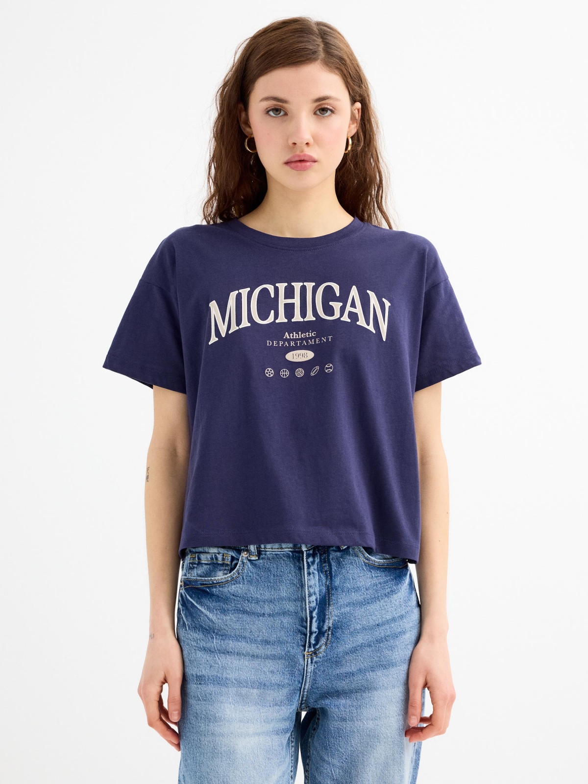 Camiseta cropped manga curta Michigan azul marinho vista meia frontal