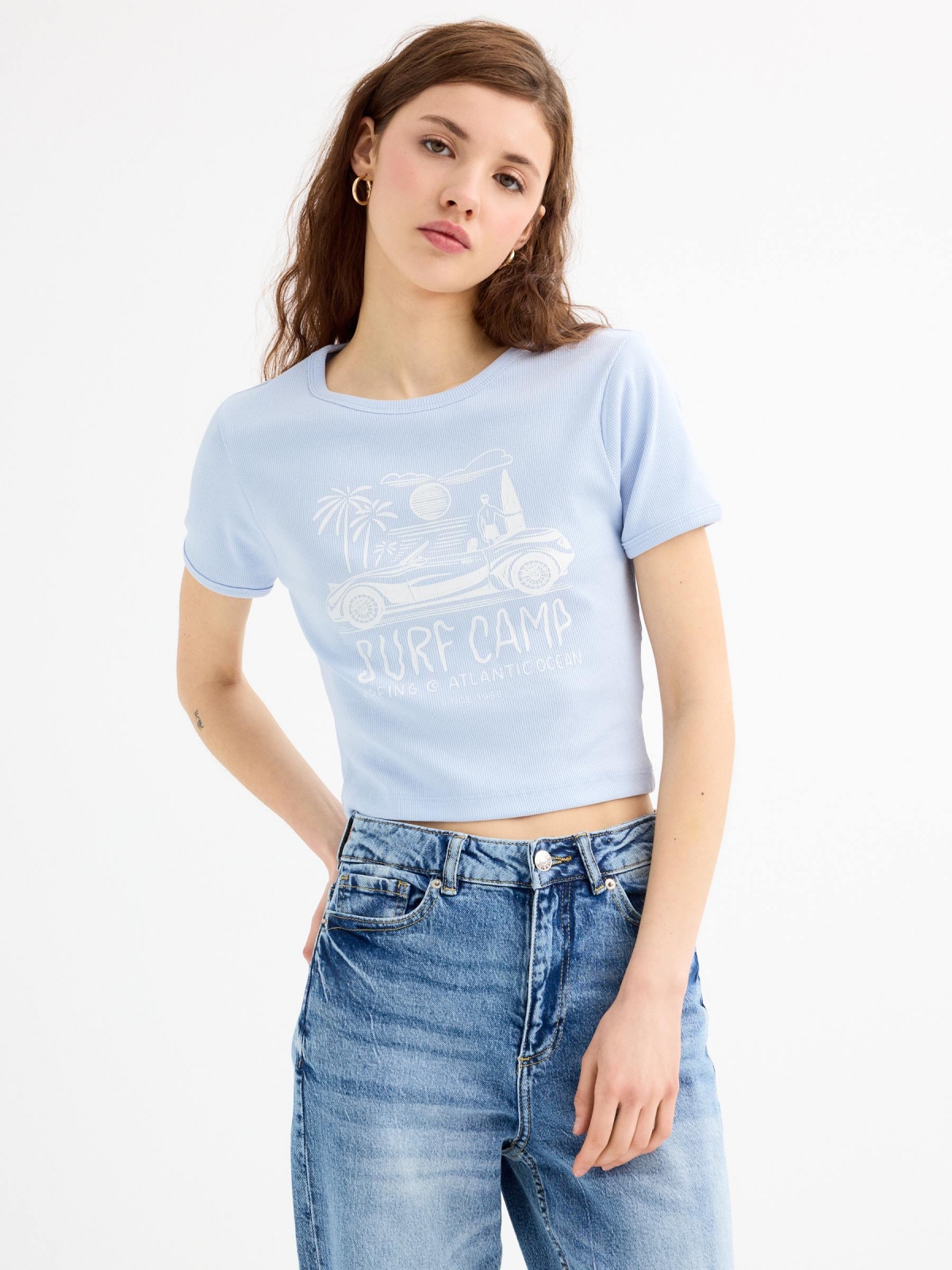 Camiseta cropped manga curta surf camp azul claro vista meia frontal