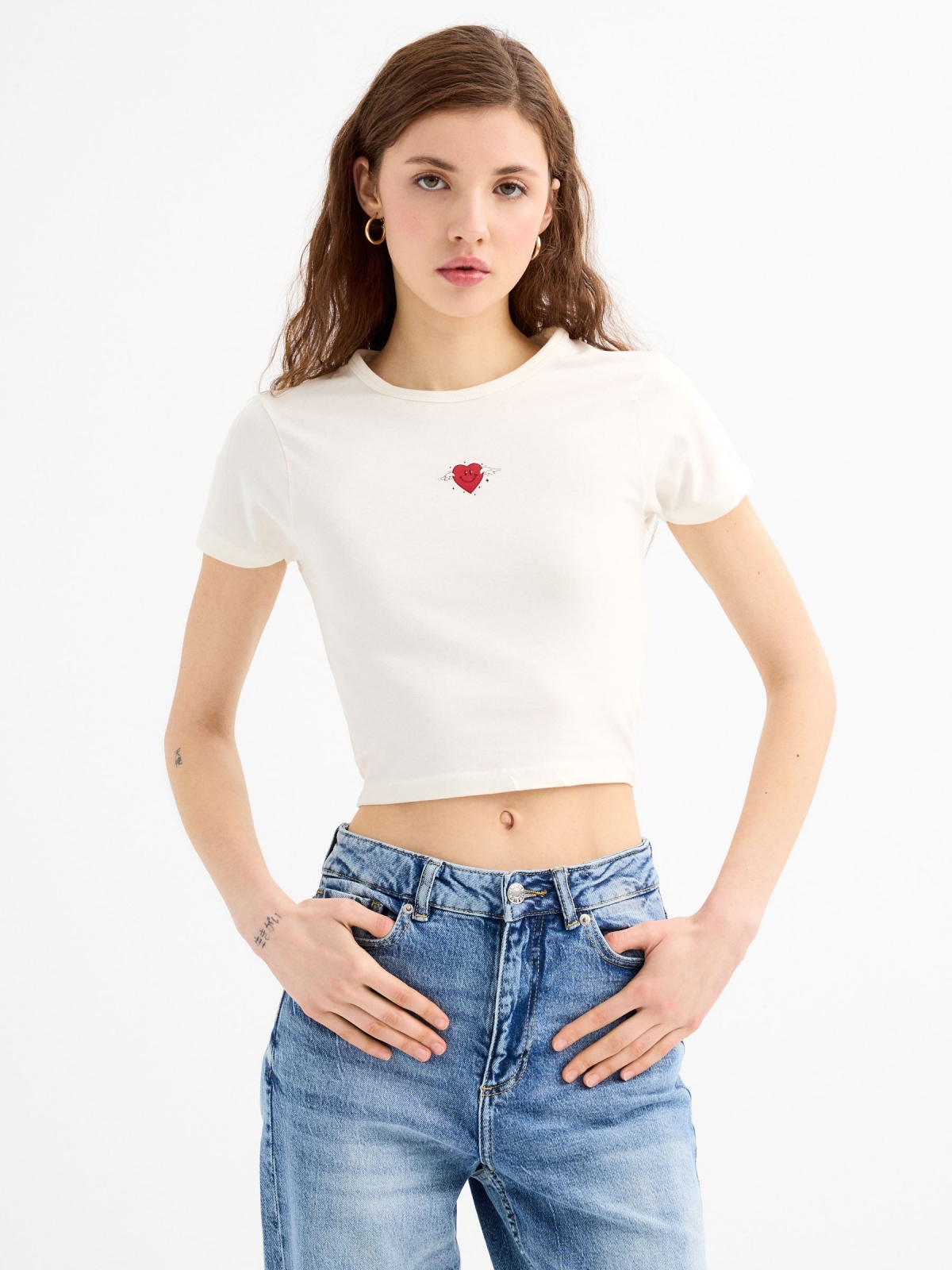 Camiseta cropped manga curta coração off white vista meia frontal