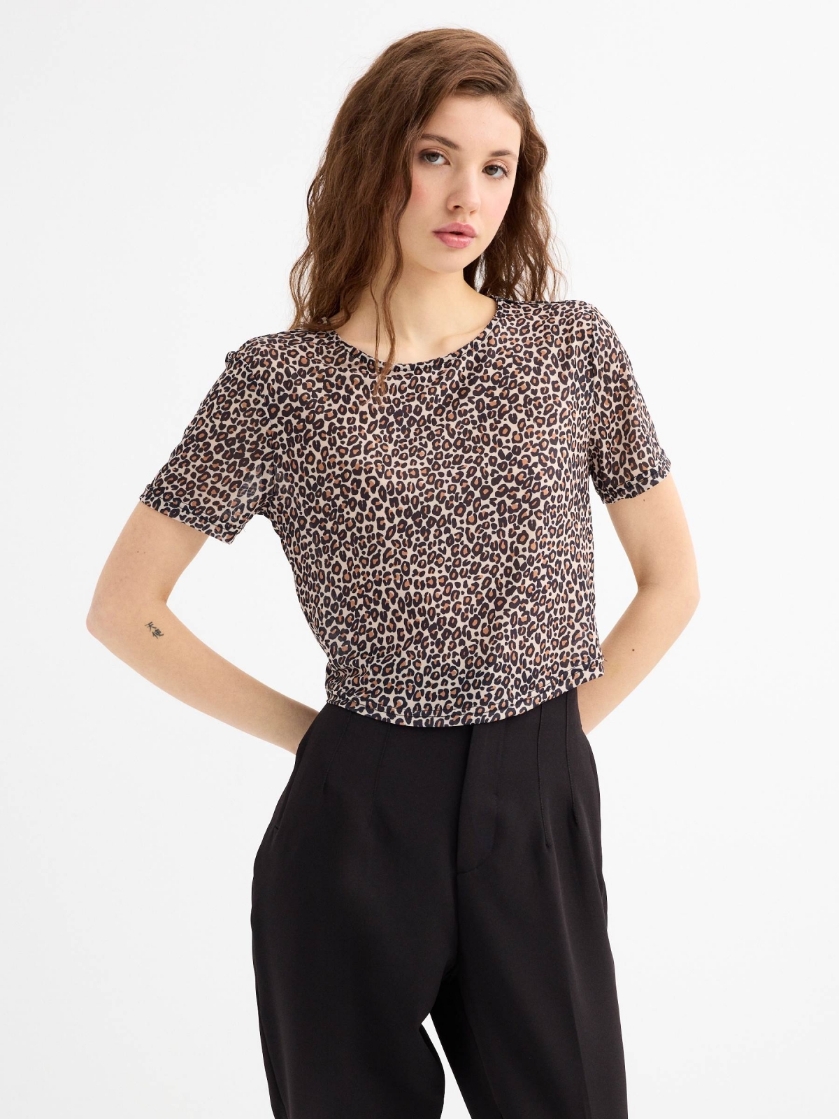 Camiseta crop de tul animal print multicolorido vista meia frontal