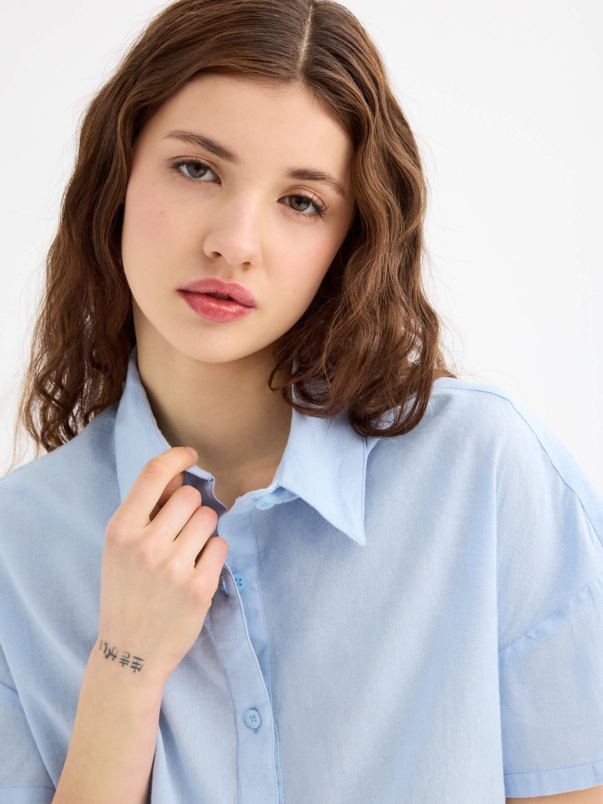 Short sleeve linen crop shirt light blue detail view