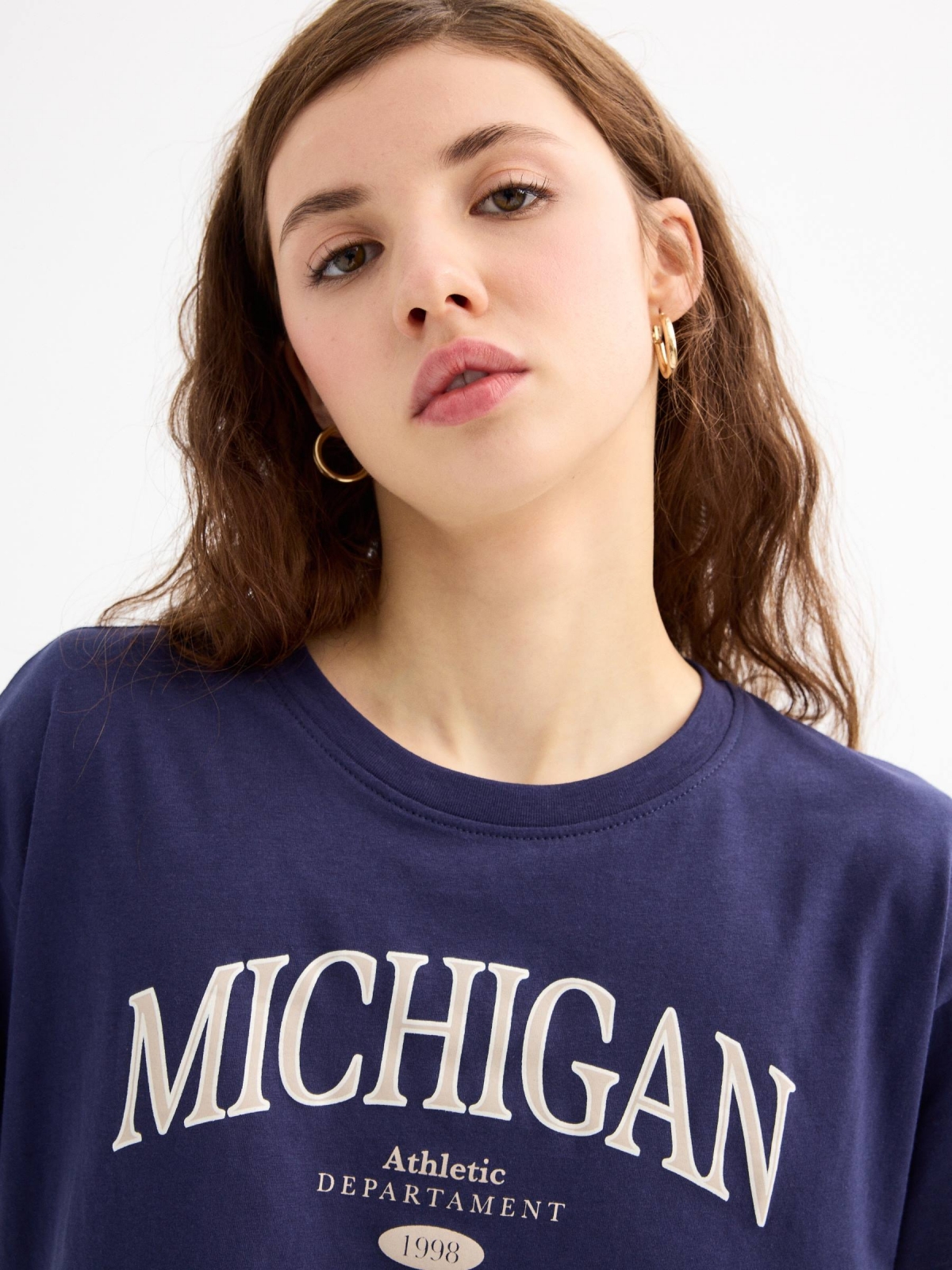 Camiseta crop manga corta Michigan azul marino vista detalle