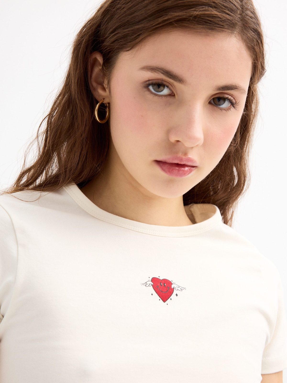 Camiseta crop manga corta corazón blanco roto vista detalle