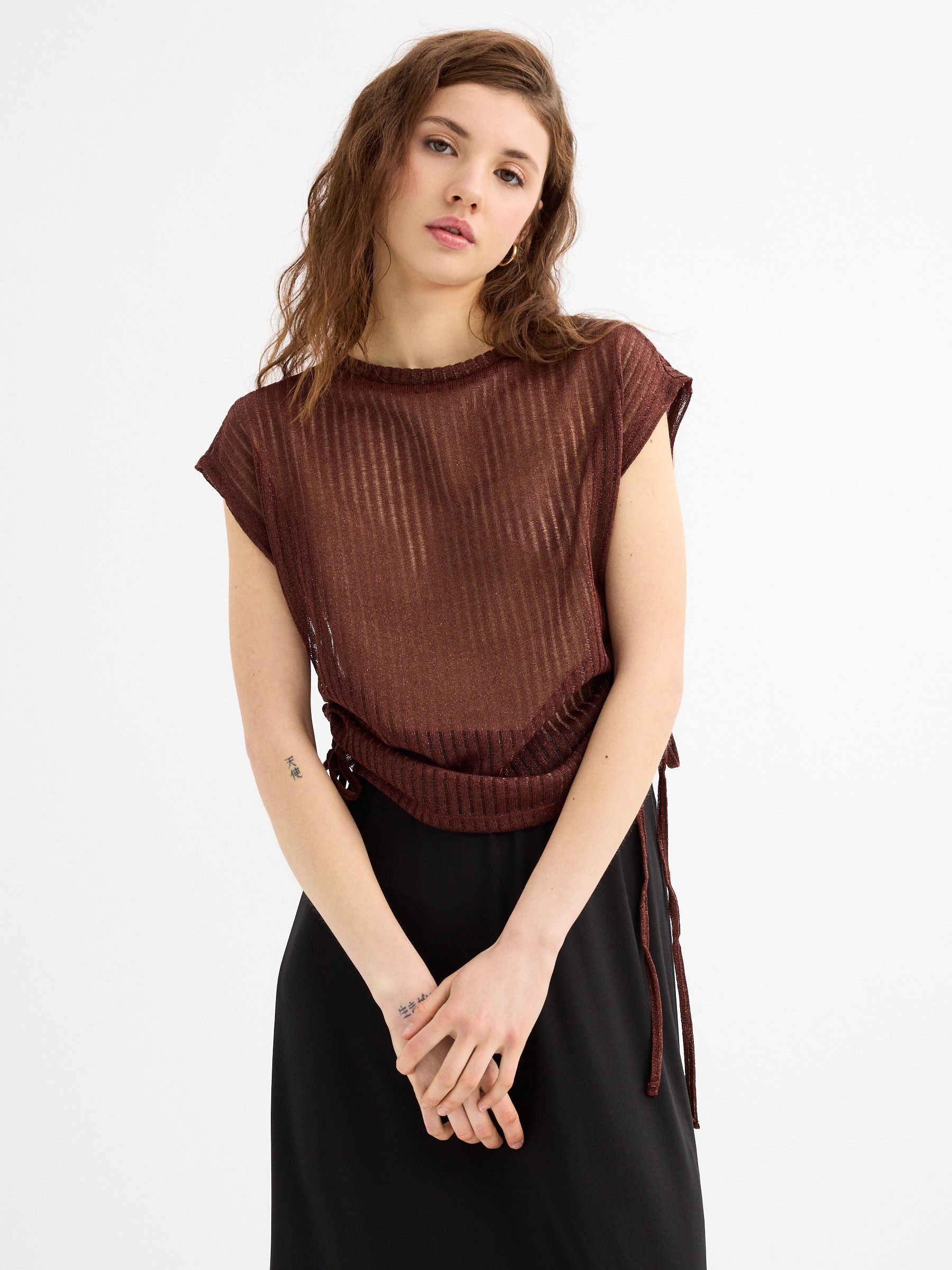 Camiseta sem mangas de lurex chocolate vista meia frontal