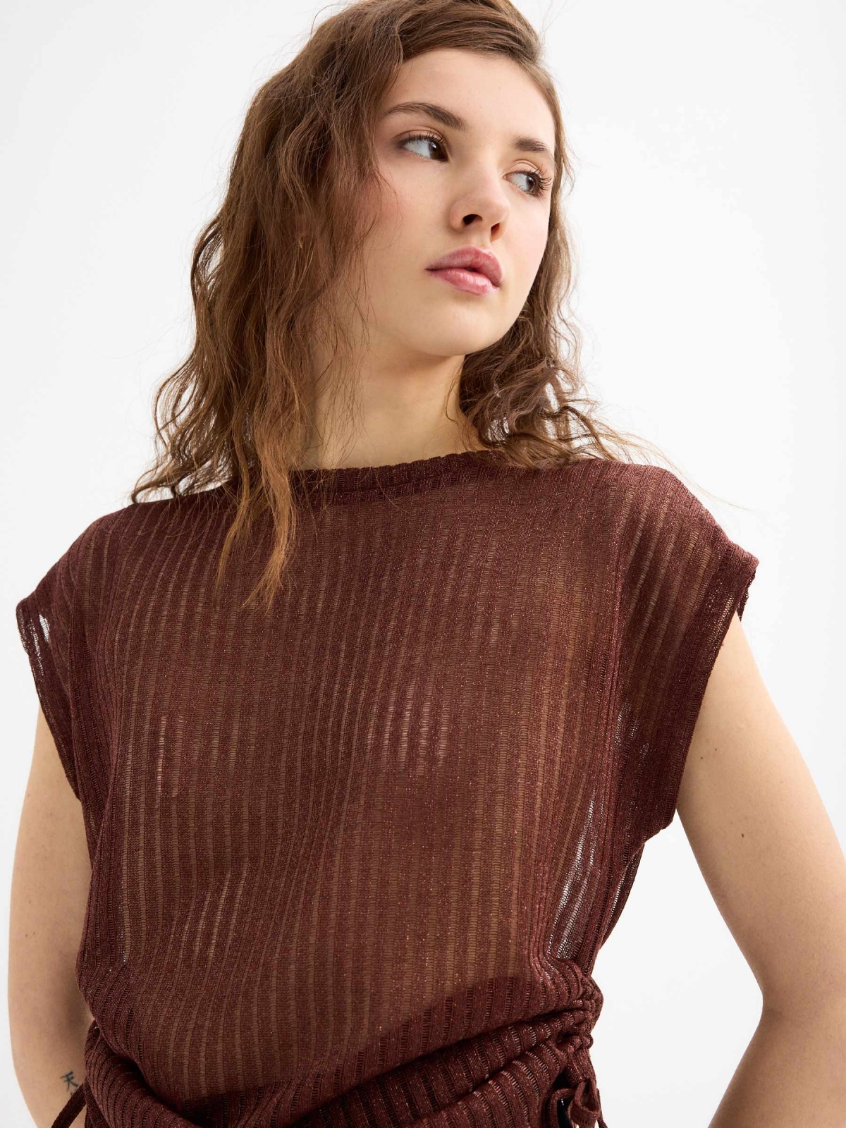 Camiseta sin mangas lúrex chocolate vista detalle