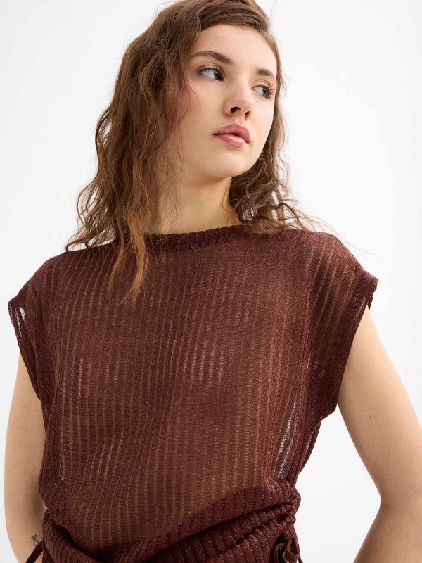 Camiseta sin mangas lúrex chocolate vista detalle