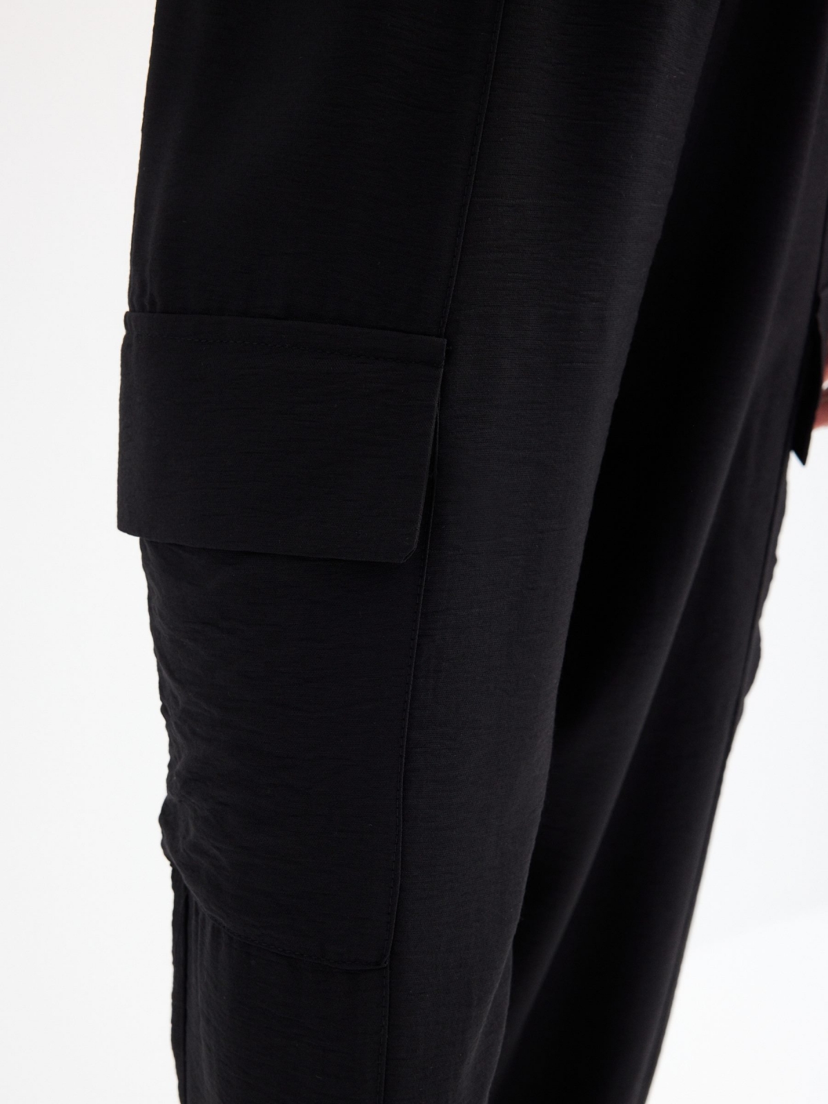 Pantalón cargo viscosa negro vista detalle