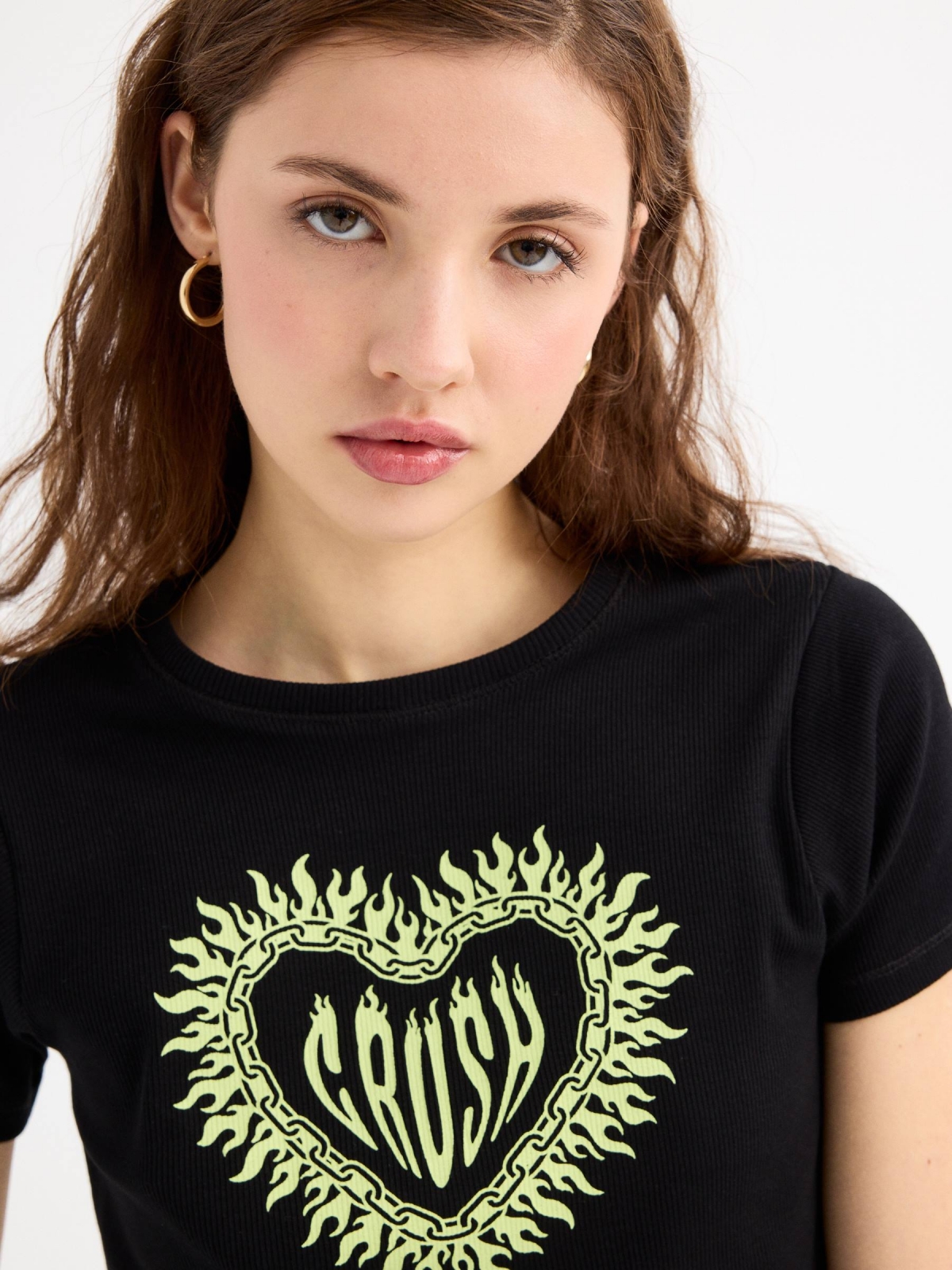 Camiseta crop manga corta Crush negro vista detalle