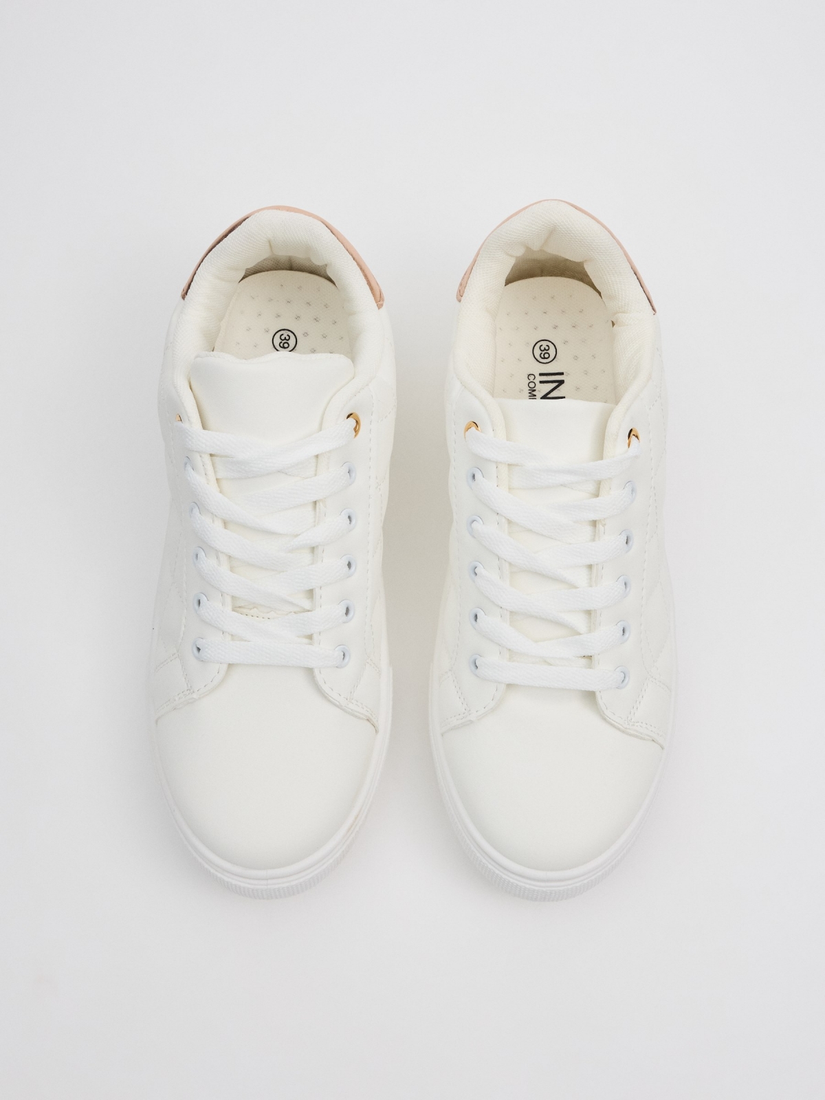 Casual sneaker heel detail white zenithal view