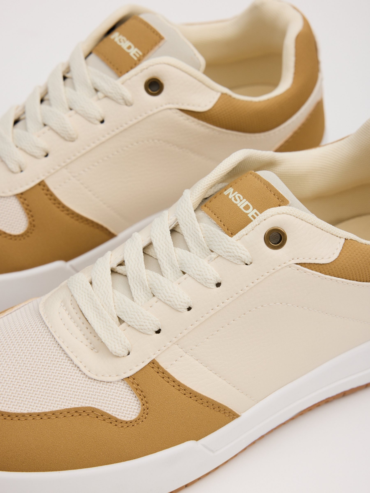 Beige skater sneaker sand detail view