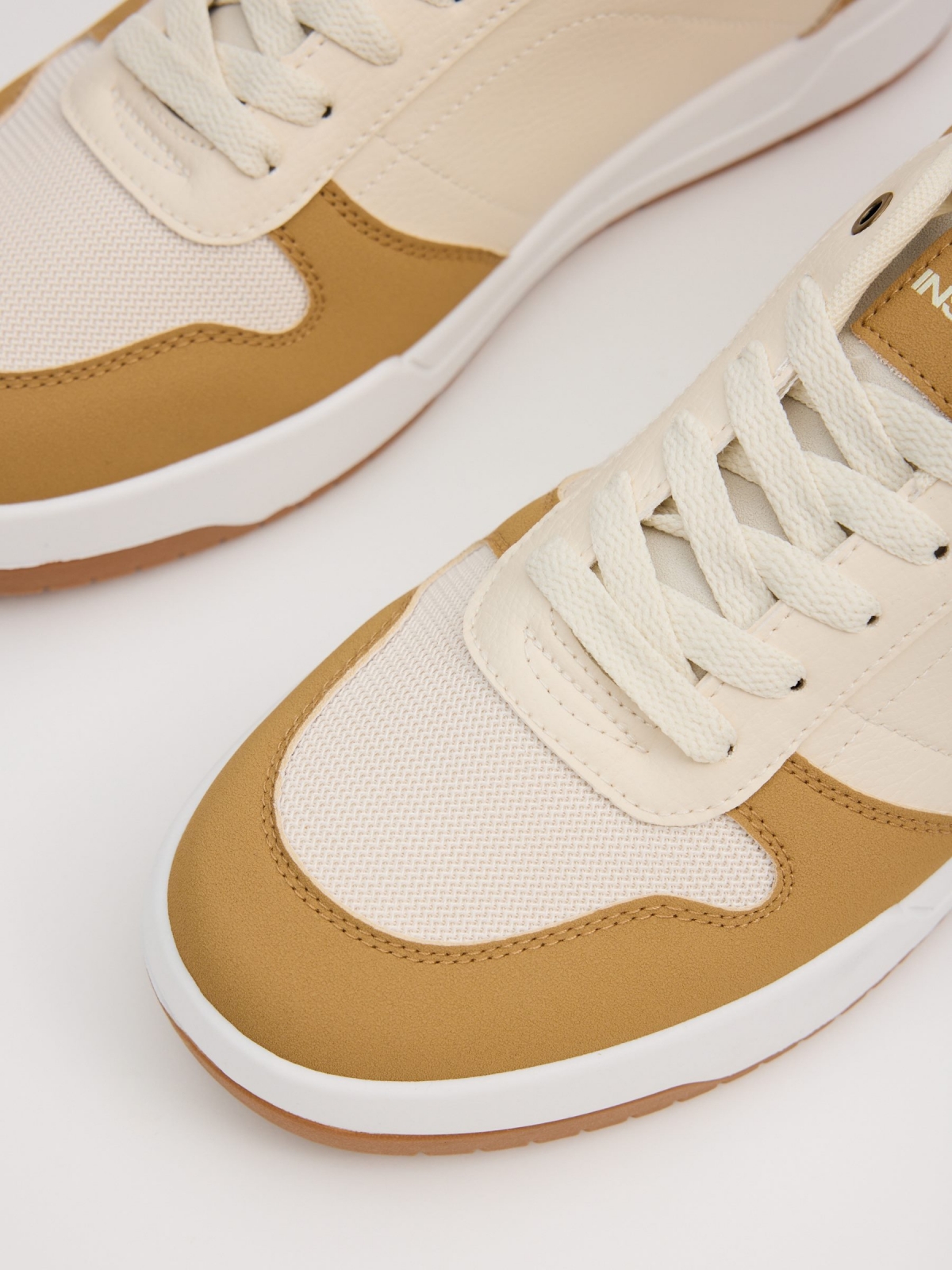 Zapatilla skater beige arena vista detalle