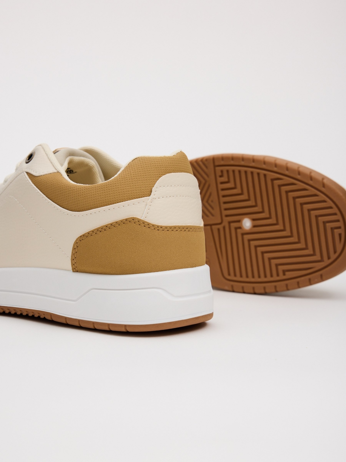 Zapatilla skater beige arena vista detalle