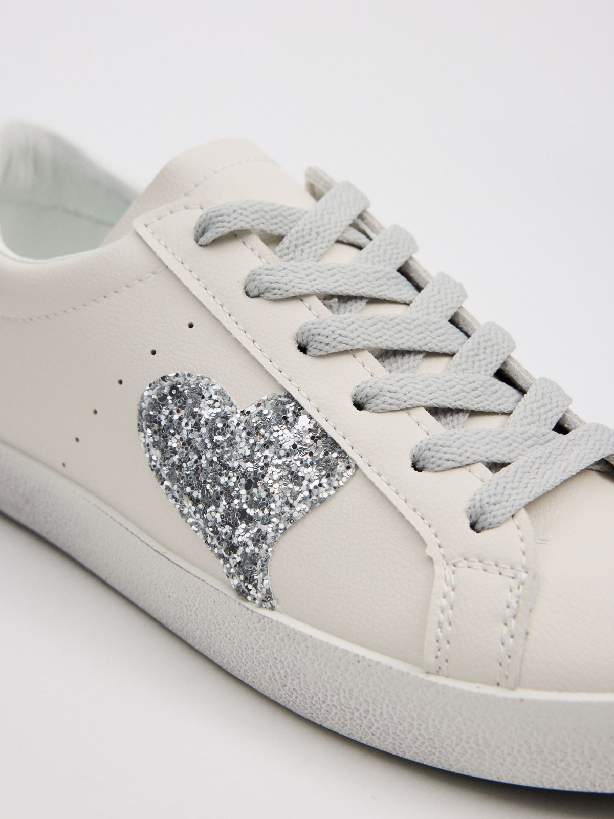 Tênis casual com glitter branco vista detalhe