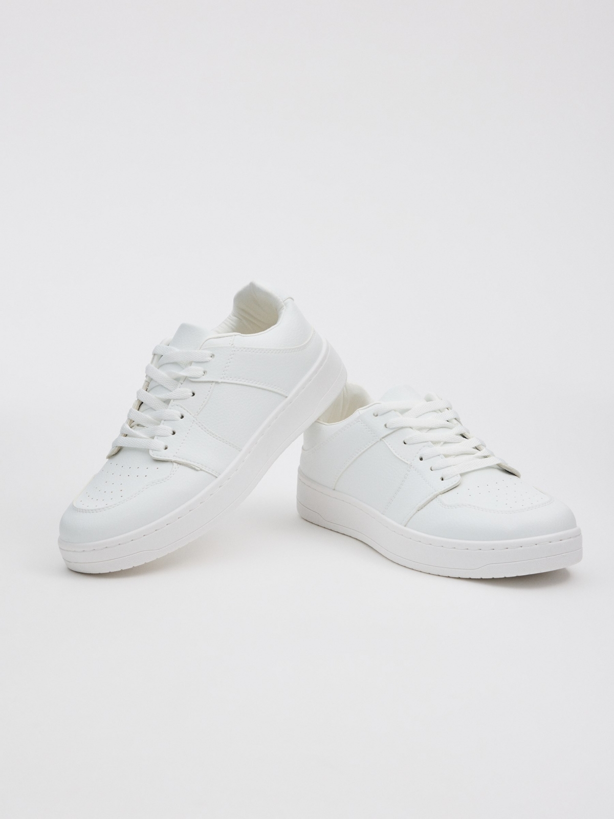 Tênis skater branco branco vista detalhe