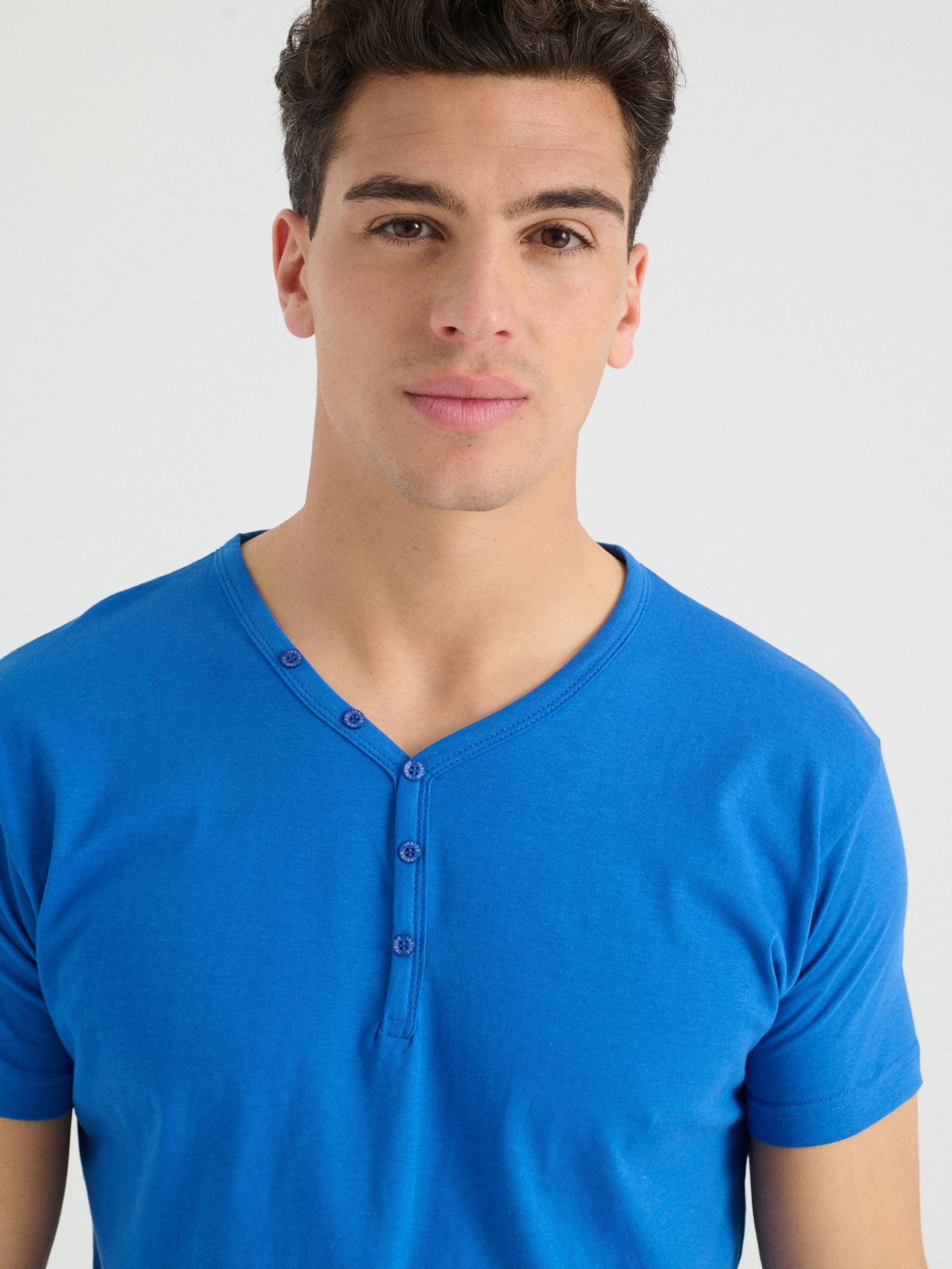 T-shirt básica com gola de padeiro azul eléctrico vista meia frontal