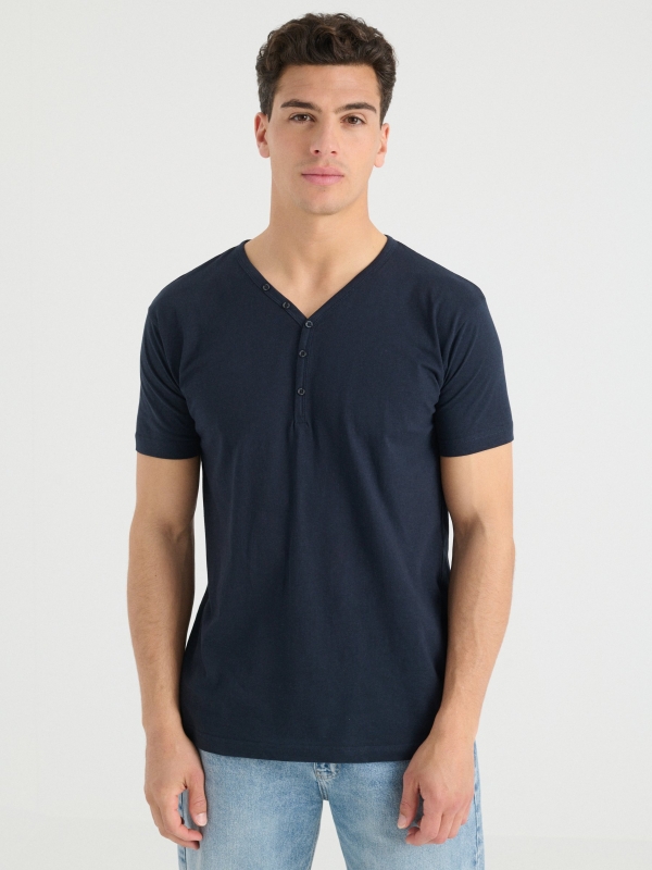Camiseta básica cuello panadero azul marino vista media frontal