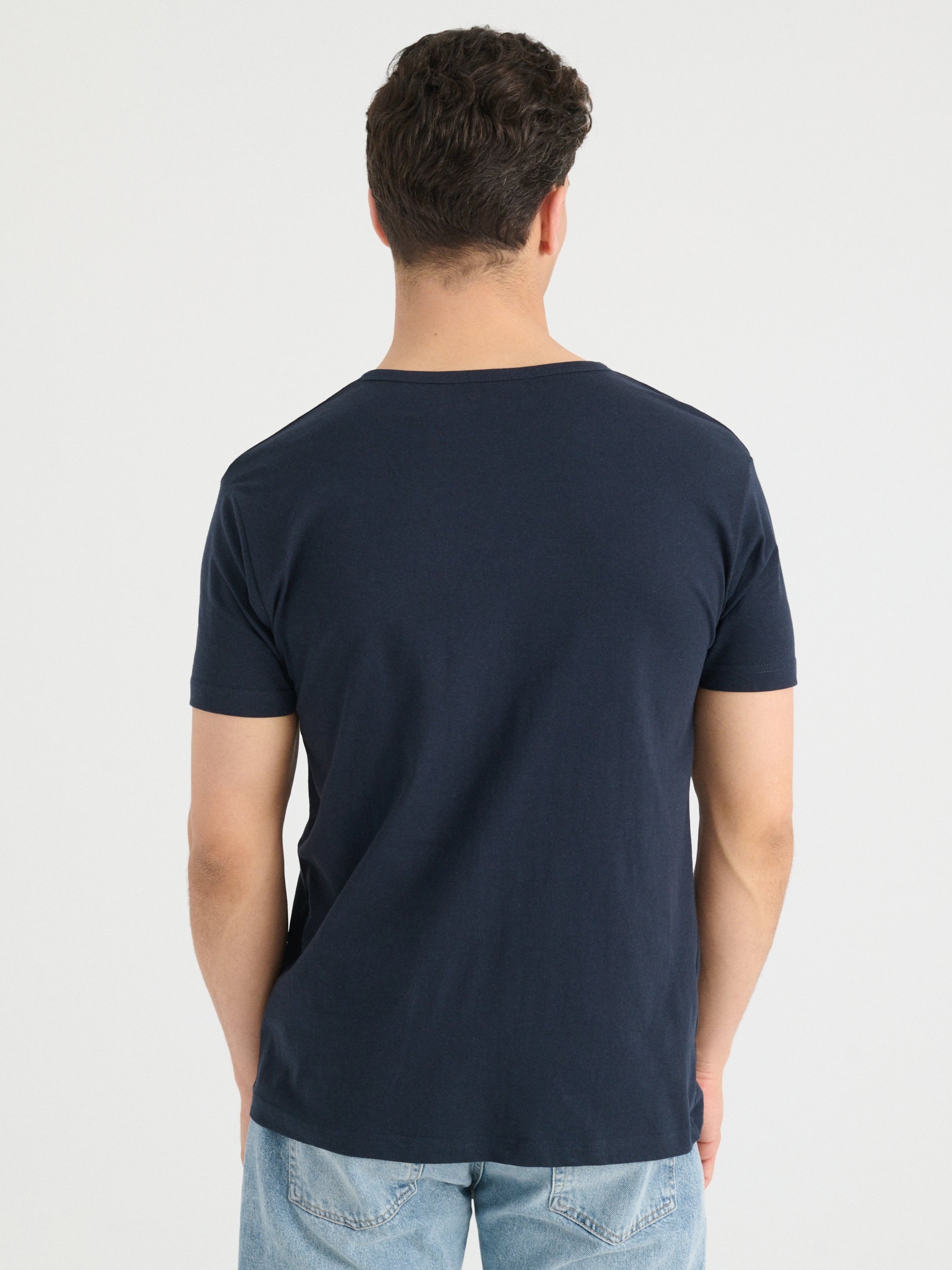 Camiseta básica cuello panadero azul marino vista media frontal