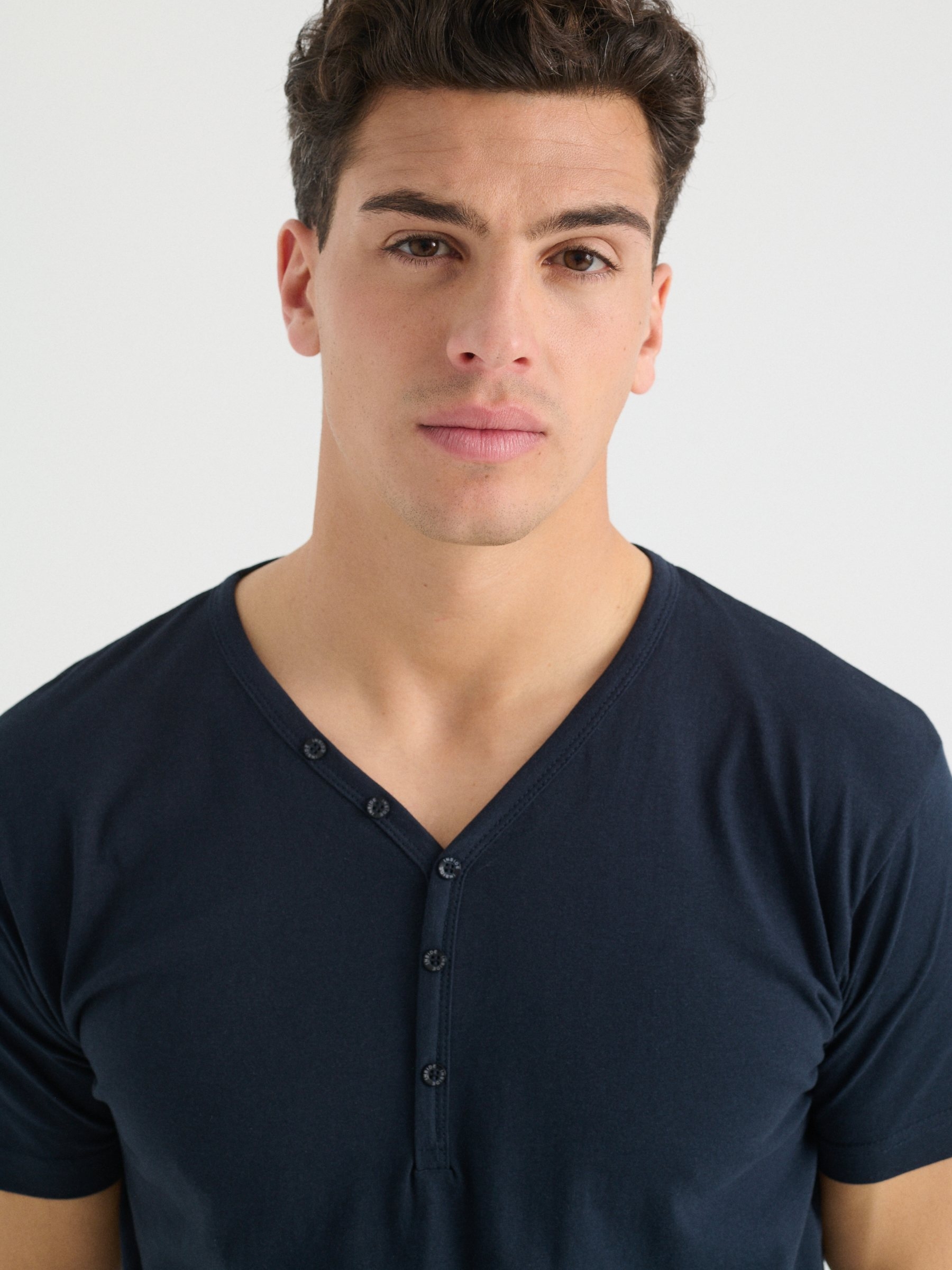 Camiseta básica cuello panadero azul marino vista media frontal
