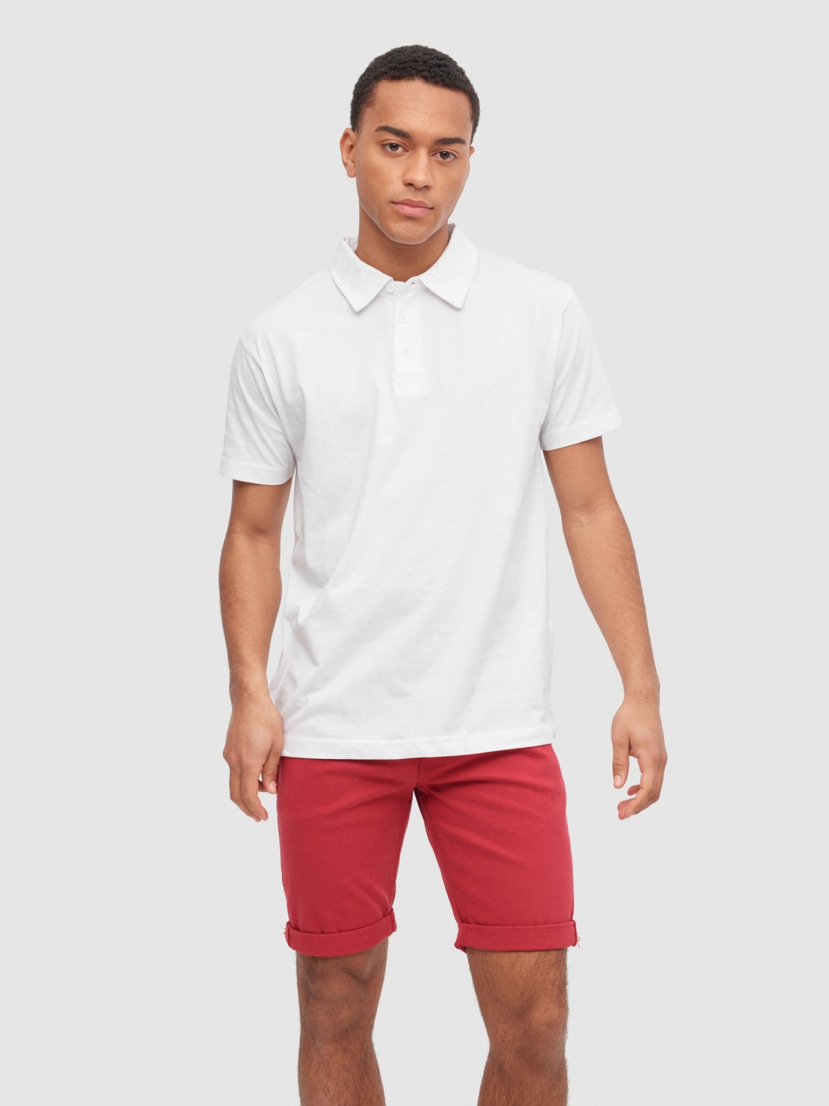 Bermudas de ganga coloridas vermelho vista meia frontal
