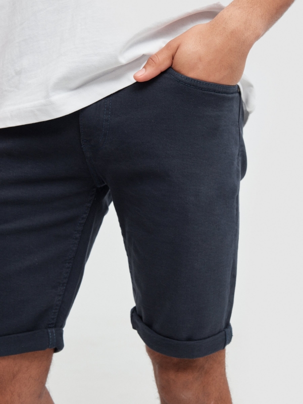 Bermudas de ganga coloridas azul vista detalhe frontal