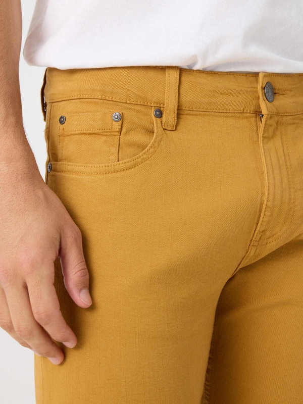 Bermuda denim color amarillo vista detalle trasero