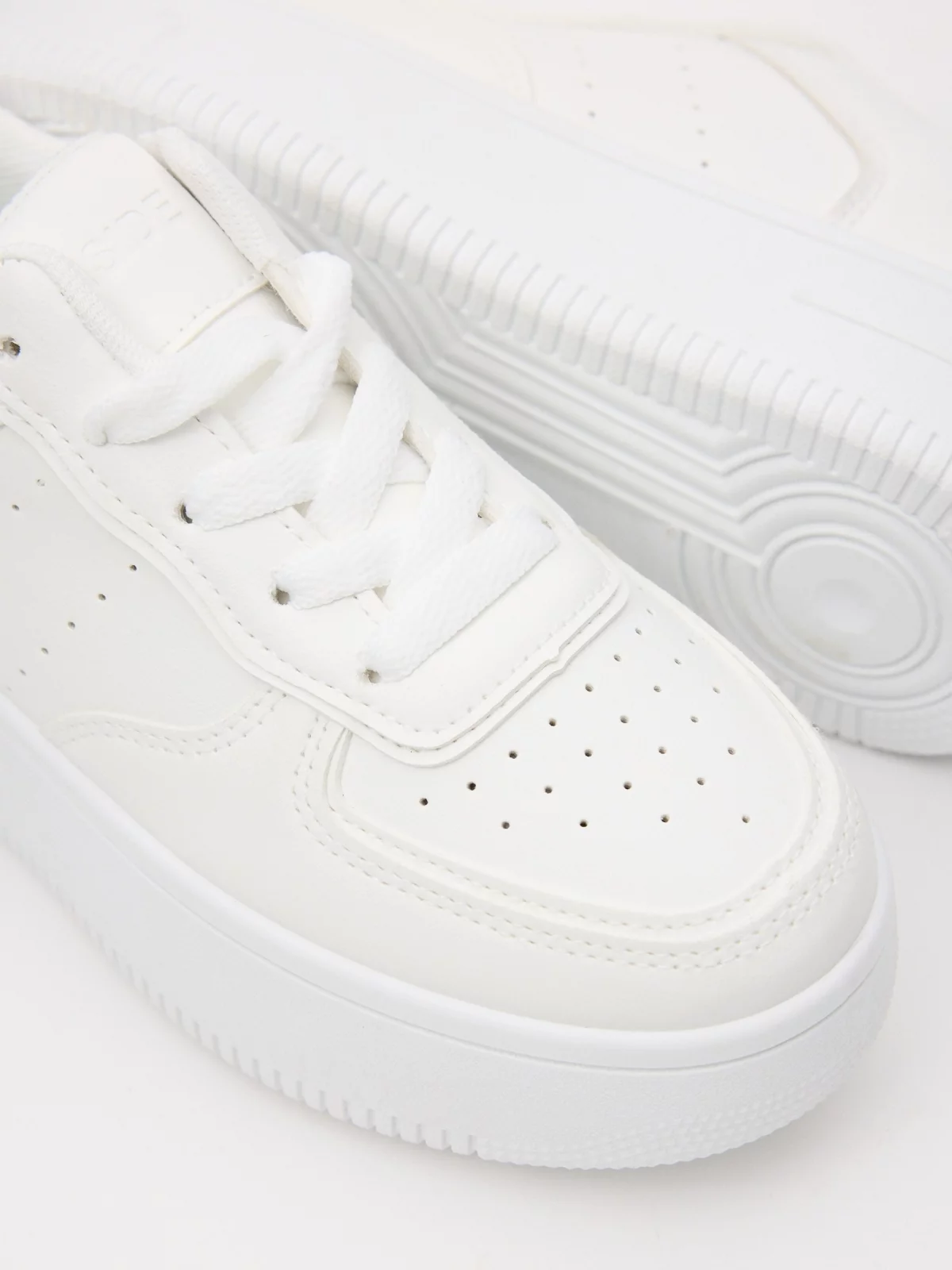 White platform low sneakers white detail view