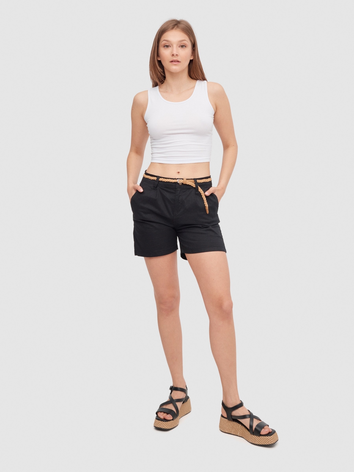 Bermudas com cinto preto vista geral frontal