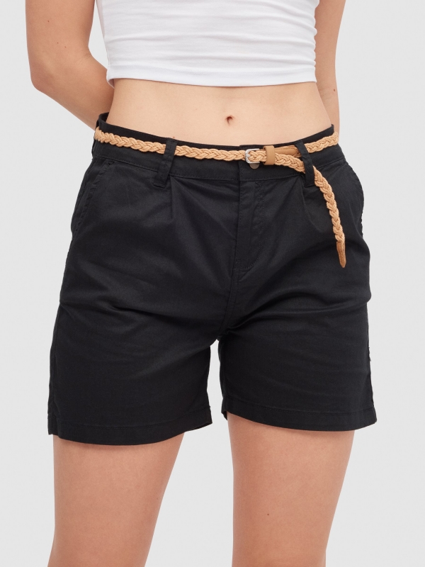 Bermudas com cinto preto vista detalhe